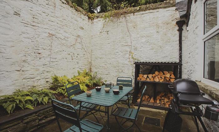 Beyond the kitchen you'll find a secluded courtyard with BBQ and fern garden. You'd never know you were in the heart of town in this private sun trap.